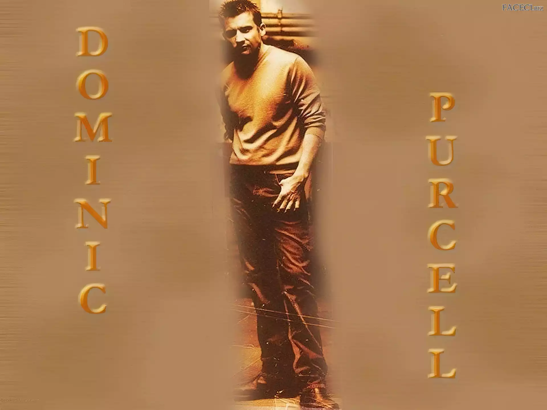 ciemne spodnie, Dominic Purcell, beżowa bluzka